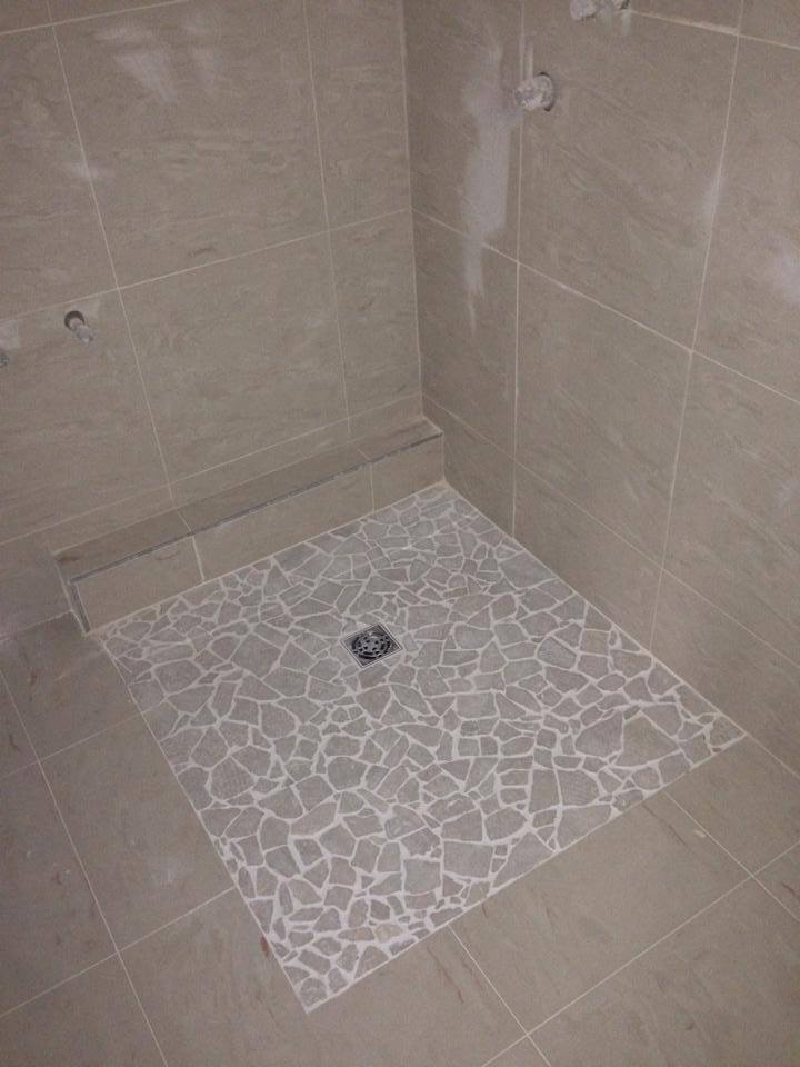 Bagno ristrutturato con nuovi rivestimenti
