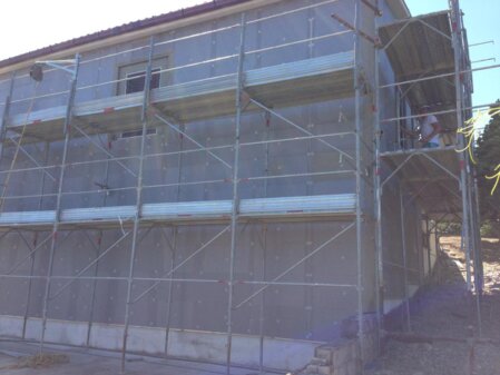 Applicazione di pannelli per cappotto termico sulla facciata di un edificio