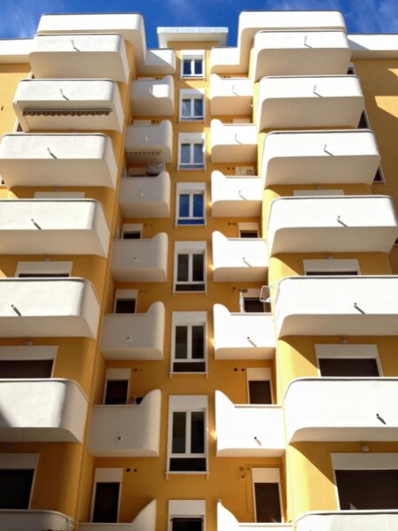 Facciata di condominio in fase di rifacimento con ponteggi