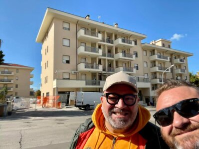 Staff di Gemelli Soluzioni Edili davanti a un cantiere a San Salvo
