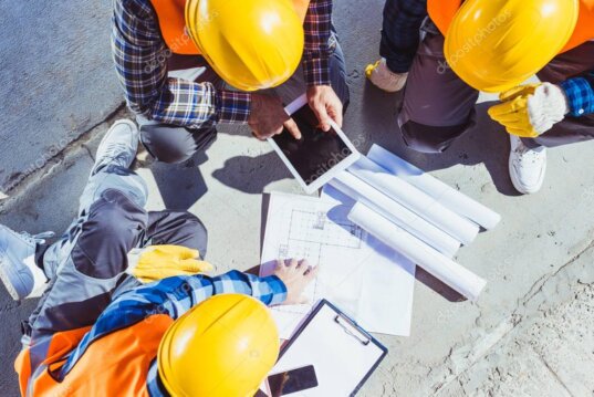 Squadra di operai edili Gemelli Soluzioni Edili al lavoro in cantiere