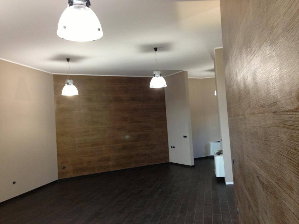 Rivestimento in piastrelle in un moderno bagno con doccia