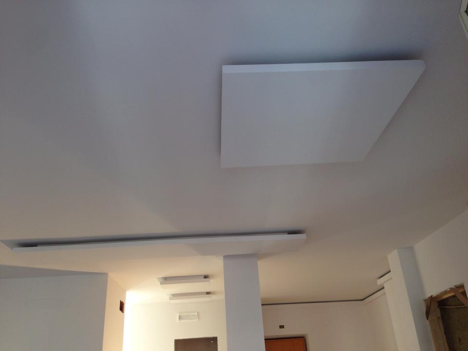 Zona living con controsoffitto in cartongesso e illuminazione integrata